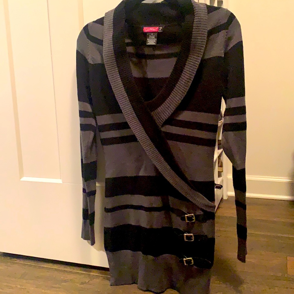 Long shelve sweater dress. Perfect with leggings.